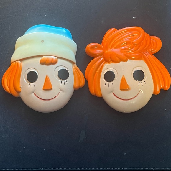 Raggedy Ann and Andy chalkware wall plaques, likely from the 1960s. - Picture 2 of 8